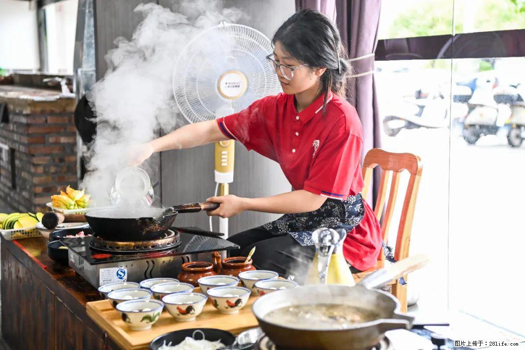 全网追的“扁担女孩”，找了一份暑假工，时薪12元 - 甘孜生活资讯 - 甘孜28生活网 ganzi.28life.net